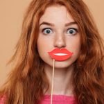 5 trucuri pentru a-ți face buzele să pară mai pline fără machiaj