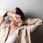 Cele mai bune trucuri pentru a purta ținute în nuanțe calde