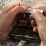 Tehnici de rulat țigări cu tutun vrac – manual vs. aparat