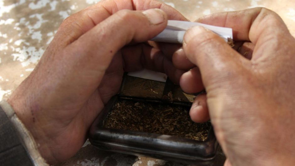 Tehnici de rulat țigări cu tutun vrac – manual vs. aparat