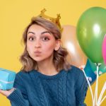 La mulți ani, fata mea! Cele mai frumoase mesaje și urări de suflet