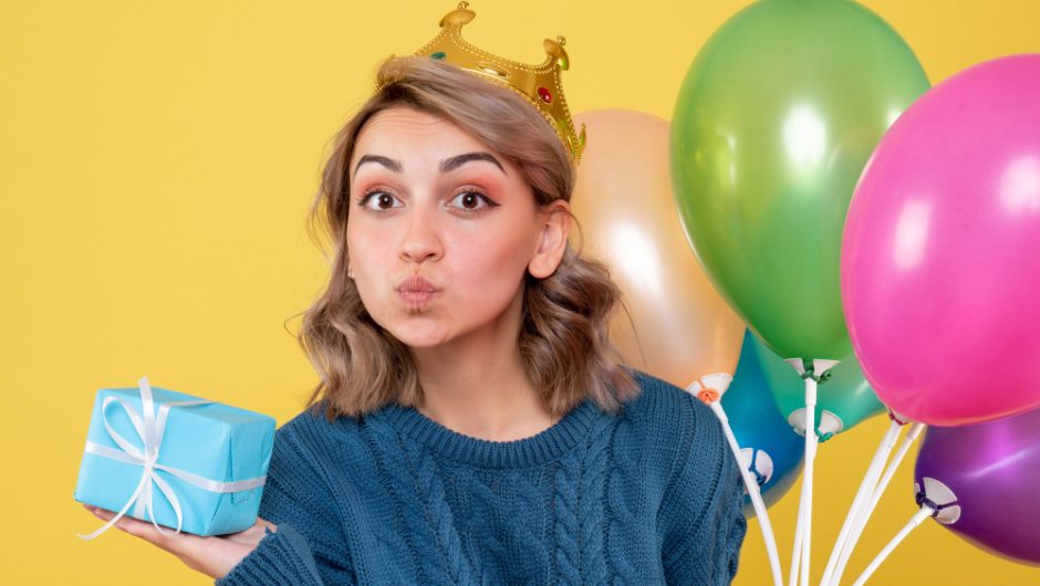 La mulți ani, fata mea! Cele mai frumoase mesaje și urări de suflet