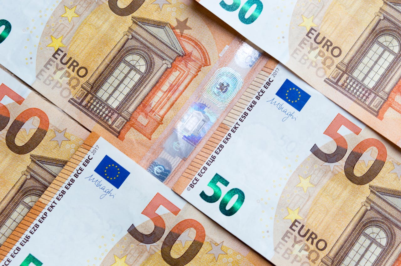 Ce înseamnă când visezi că numeri bani? Interpretarea nevoii de control