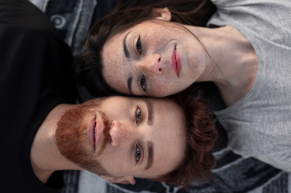 Sapiosexual DEX: Ce înseamnă și cum definim atracția față de minte?