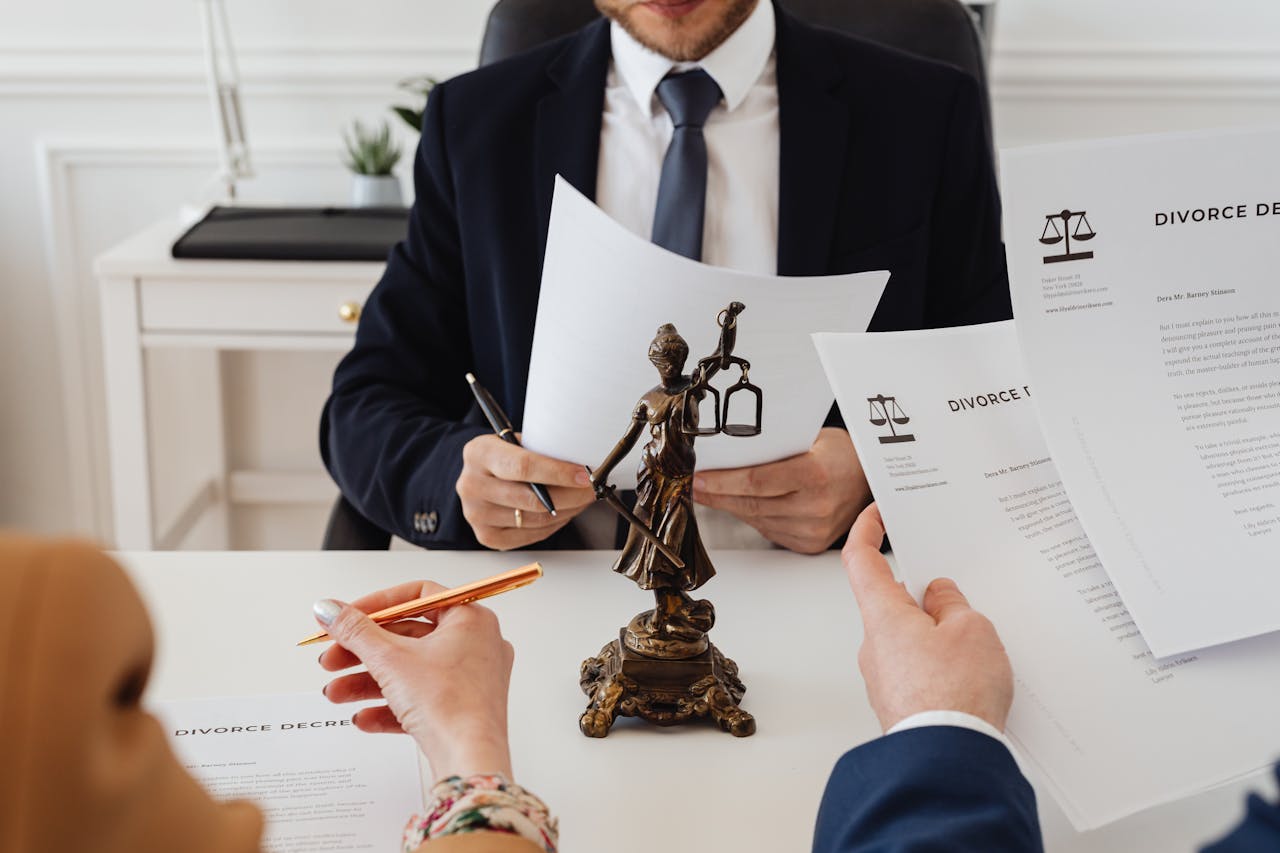 Uzucapiune: Cum devii proprietar legal pe un teren sau o casă fără acte?