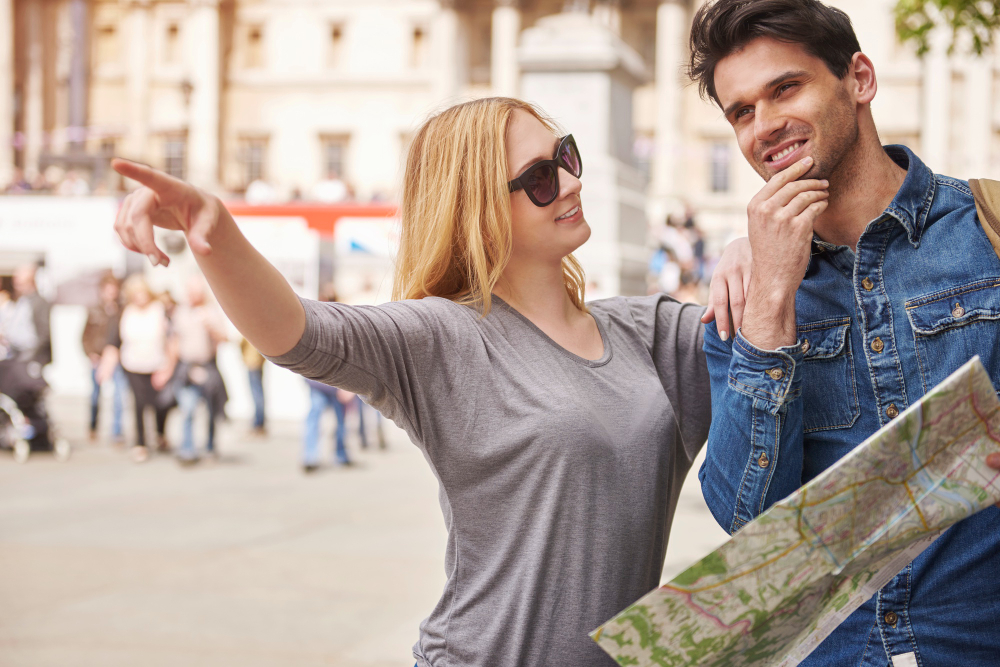 Ce trebuie să știi înainte să vizitezi un oraș foarte turistic
