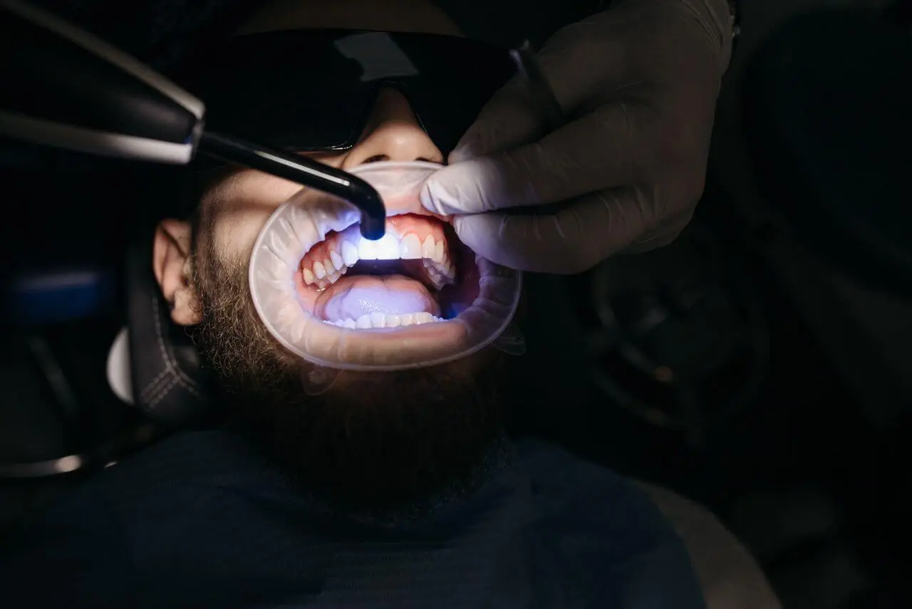 Stomatologie laser sau clasică – diferența reală nu este doar freza