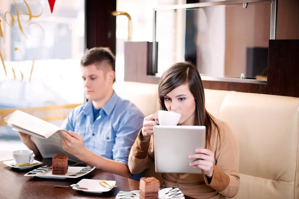 Cum să te simți confortabil mergând singur la cafenea, cinema sau restaurant