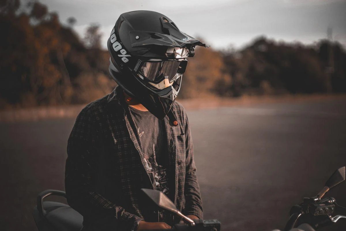Cască moto integrală sau modulară: confortul de la semafor schimbă alegerea de pe autostradă