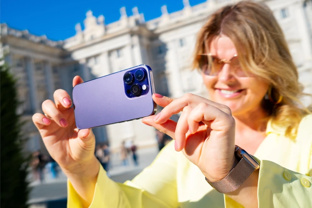 Telefonul ca aparat foto de vacanță: ce echipament mai iei și ce poți lăsa acasă